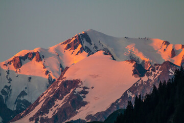 Fototapeta na wymiar Coucher de soleil sur le massif du Mont-Blanc depuis Hauteluce