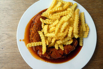 Currywurst mit Pommes