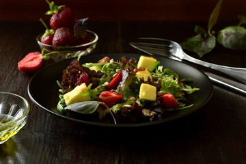 Leaf salad with strawberries, cheese and seeds