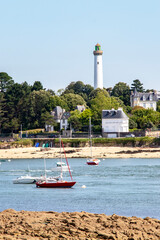 Sainte-Marine. Combrit. Vue sur l'Odet et le phare de Bénodet depuis le sentier côtier. Finistère. Bretagne	