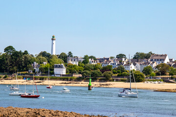 Naklejka premium Sainte-Marine. Combrit. Vue sur l'Odet et le phare de Bénodet depuis le sentier côtier. Finistère. Bretagne 