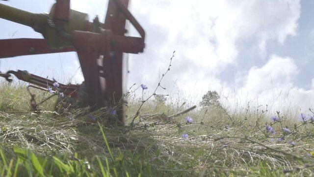 TRATTORE LAVORAZIONI AGRICOLE IN 4K HDR