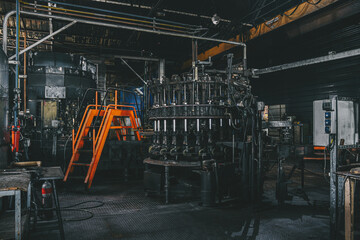 machine dans une usine avec une échelle orange 