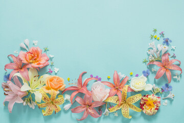 Fototapeta na wymiar frame of beautiful garden flowers on paper background