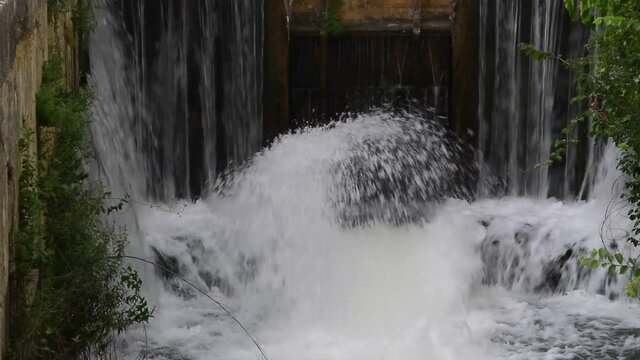 Agua en una esclusa del Canal de Castilla