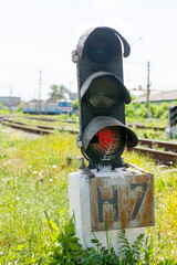 Shunting traffic light in the grass