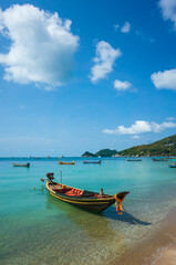 Plakat Long tail boat water taxi in turquoise clear water at Sairee beach, Koh Tao, Thailand. Tropical island paradise