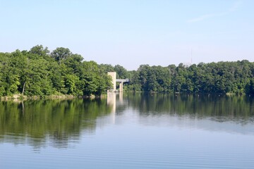 Fototapeta na wymiar The lake in the park on a sunny day.