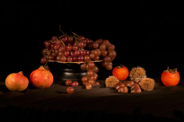 Uva rossa,cachi,castagne in bella fruttiera,fotografato con light painting