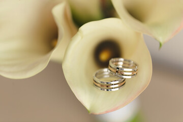 Wedding rings with calla bouquet