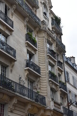Fototapeta na wymiar facades of the apartment building in Paris
