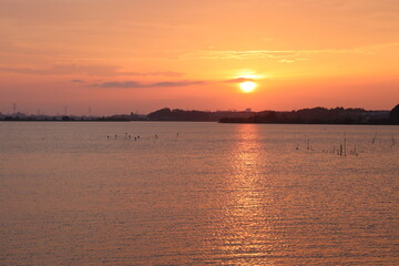 湖に落ちる太陽