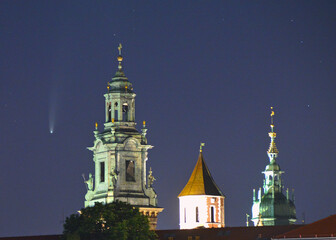 Kometa C/2020 F3 NEOWISE nad Wawelem. Zamek Wawel w Krakowie nocą.