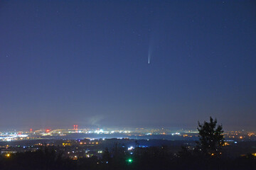 Kometa C/2020 F3 NEOWISE nad panoramą miasta Krakowa widziana z Wieliczki - obrazy, fototapety, plakaty