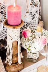 Romantisch gedeckter Tisch für eine Hochzeit im Boho Stil