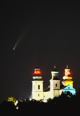 Klasztor Ojców Kamedułów na Bielanach w Krakowie i świecąca nad nim kometa C/2020 F3 NEOWISE. - 365670095