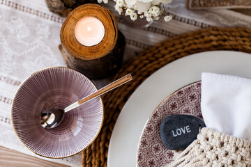 Romantisch gedeckter Tisch für eine Hochzeit im Boho Stil