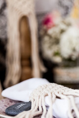 Romantisch gedeckter Tisch für eine Hochzeit im Boho Stil