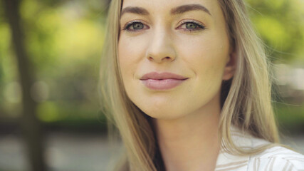 Obraz premium Portrait of beautiful young blonde woman in a city.