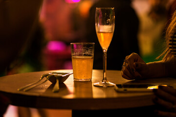 Bebidas em mesa de bar.