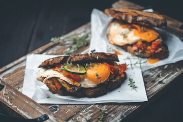 sandwich mit ei auf holz