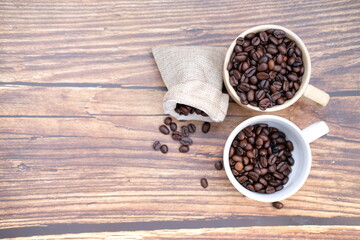 Obraz na płótnie Canvas coffee beans and cinnamon sticks