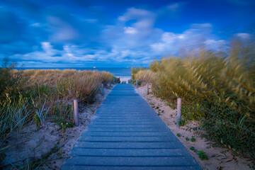 Weg zum Ostsee Strand auf Insel Usedom am Abend