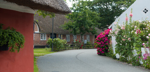 idyllische Dorfstraße mit alten restgedeckten Häusern in Nordby auf der Nordseeinsel Fanø in...