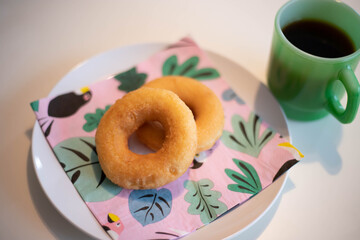 ブレイクタイムのドーナツとコーヒー