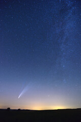 Kometa C/2020 F3 NEOWISE i Droga Mleczna na nocnym niebie  - 365682457