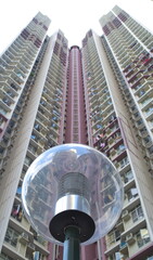Triste Fassade eines Hochhauses in Hongkong mit Klimaanlagen und frisch gewaschener Wäsche