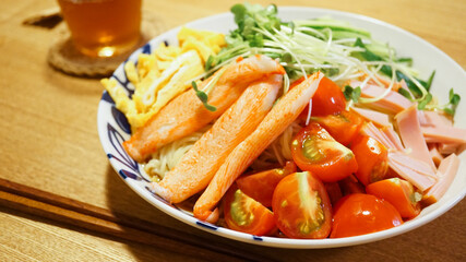 食卓の上の冷やし中華