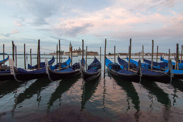 Fototapeta premium Venedig - Gondeln zu Sonnenaufgang