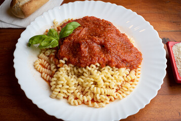 fideos caseros con salsa fileto en mesa de madera