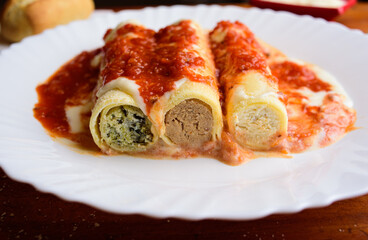 canelones de varios sabores con salsa y queso