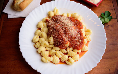 ñoquis caseros con salsa y queso