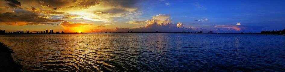 Naklejka premium sunset over the river