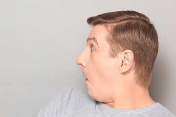 Obraz premium Portrait of funny surprised man, looking at something extraordinary