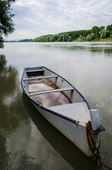 Una barca a remi ormeggiata lungo il Po