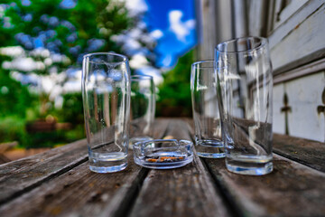 Leere Biergläser und Aschenbecher