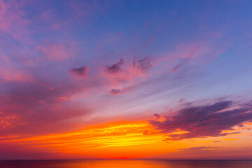 Fototapeta premium Piękny zachód słońca zachmurzone niebo.