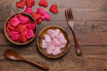 木製食器とハート型のスポンジ