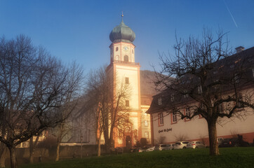 Obraz premium Church in the sun in the fog in Germany in the district of Freiburg