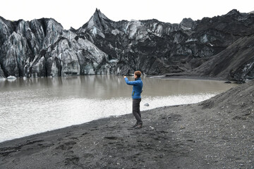An einer Gletscherfront, an einem der vielen Ausläuferndes Vatnajökull, Island - Der Vatnajökull ist der größte Inlandsgletscher Europas. Er ist ca. 160 Km lang und schwindet wegen des Klimawandels.