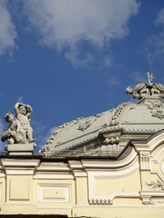 Obraz premium statues on the roof