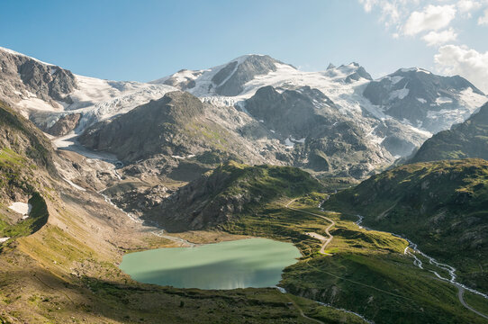 The Stein glacier and the Gw&auml;chtenhorn from the top of the Sustenpass.