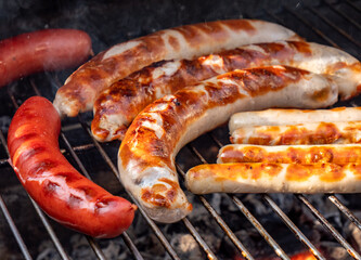 Grill mit Bratwurst im Garten