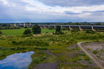 Fototapeta na wymiar Deutschland, Sachsen-Anhalt, Magdeburg, Wasserstraßenkreuz, Mittellandkanal führt in einer Trogbrücke über die Elbe, mit 918 Meter die größte Kanalbrücke Europas.