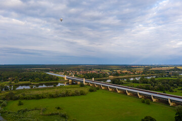 Deutschland, Sachsen-Anhalt, Magdeburg, Wasserstraßenkreuz, Mittellandkanal führt in einer...