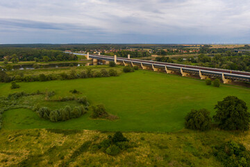Naklejka premium Deutschland, Sachsen-Anhalt, Magdeburg, Wasserstraßenkreuz, Mittellandkanal führt in einer Trogbrücke über die Elbe, mit 918 Meter die größte Kanalbrücke Europas.